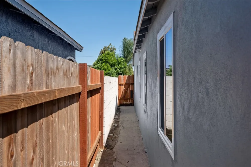728 W Cressey Compton, CA 90222