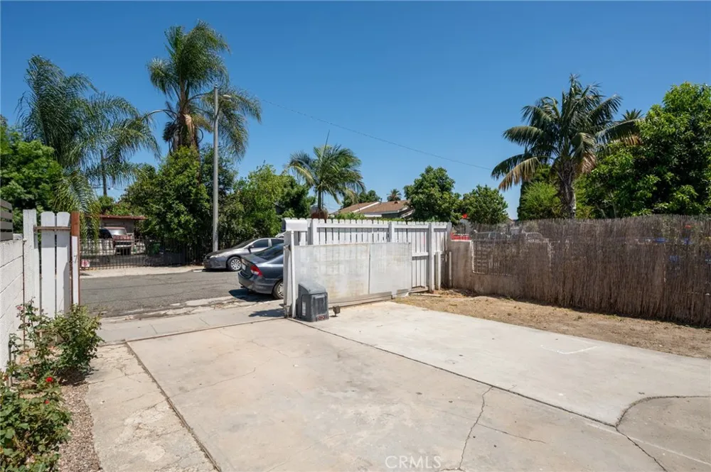 728 W Cressey Compton, CA 90222