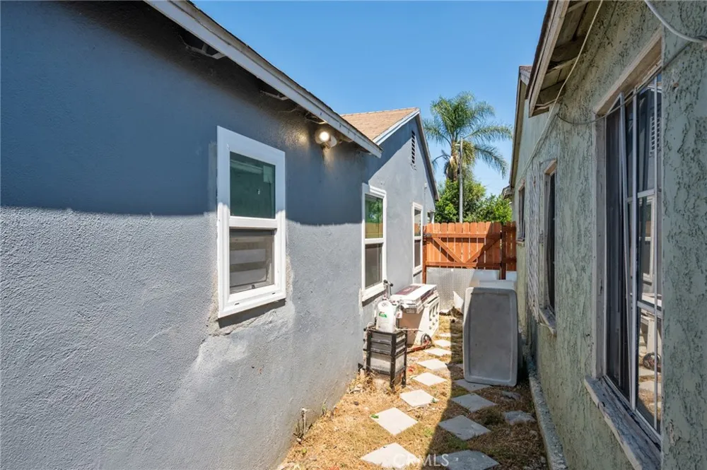 728 W Cressey Compton, CA 90222