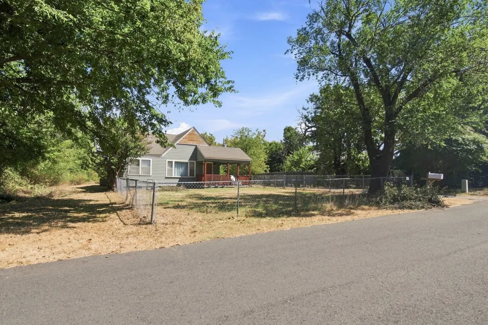 919 W North Avenue Checotah, OK 74426