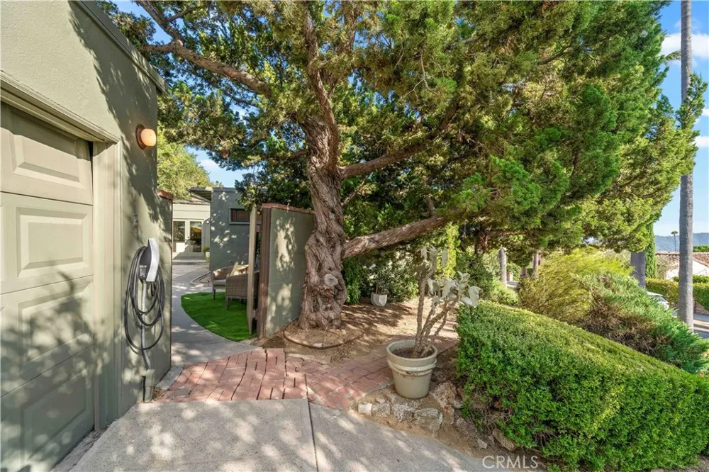 1011 W Mountain Glendale, CA 91202