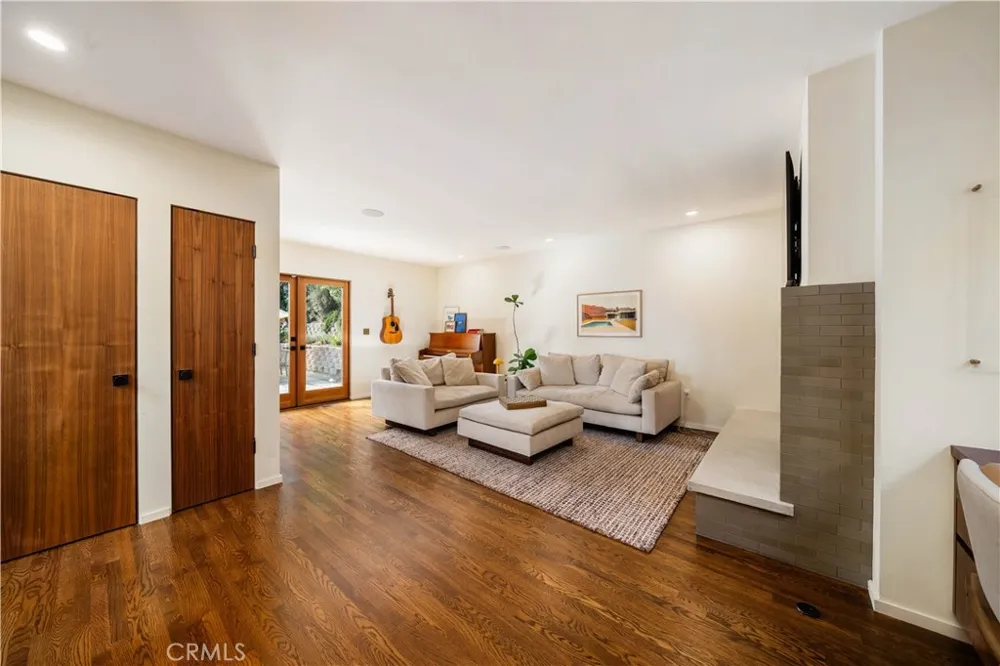 1011 W Mountain Glendale, CA 91202