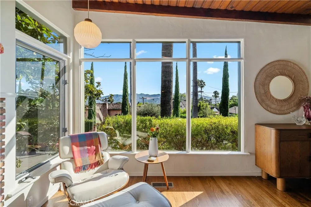 1011 W Mountain Glendale, CA 91202