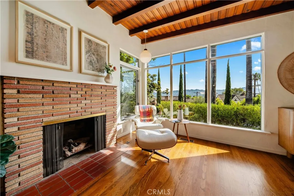 1011 W Mountain Glendale, CA 91202