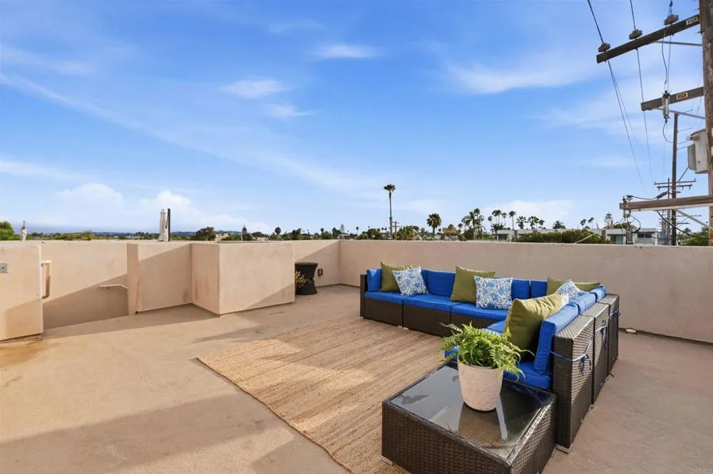 2018 Hornblend St San Diego, CA 92109