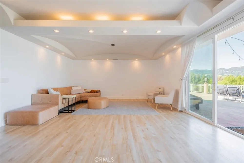 4321 Clear Valley Drive Encino, CA 91436