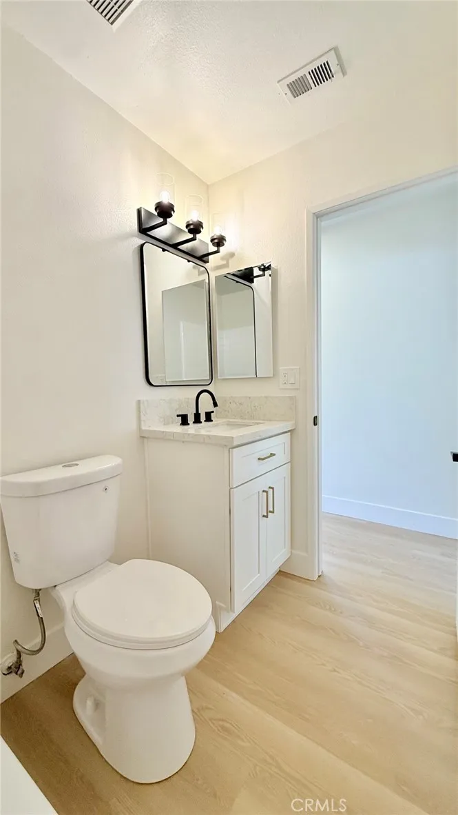 28196 Robin Saugus, CA 91350