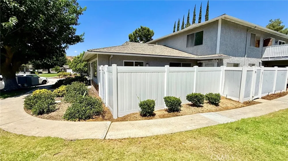 28196 Robin Saugus, CA 91350
