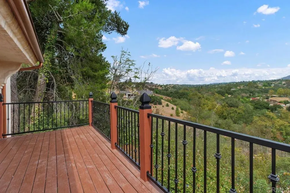 2718 Via Del Robles Fallbrook, CA 92028