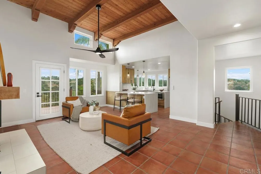 2718 Via Del Robles Fallbrook, CA 92028