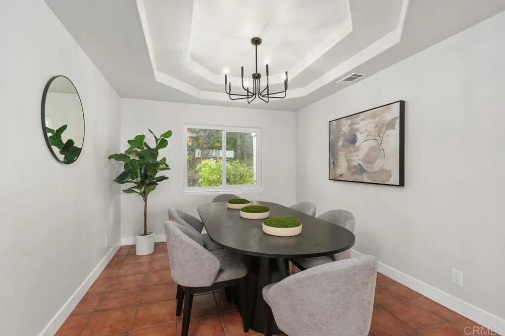 2718 Via Del Robles Fallbrook, CA 92028