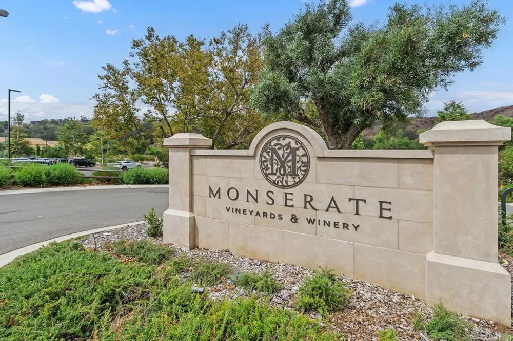 2718 Via Del Robles Fallbrook, CA 92028