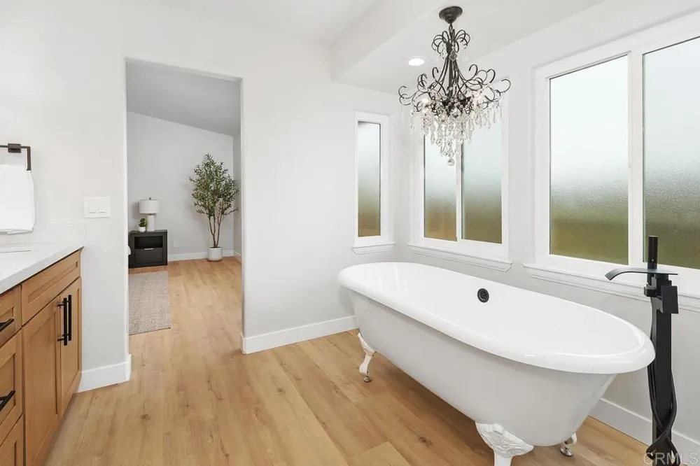 2718 Via Del Robles Fallbrook, CA 92028