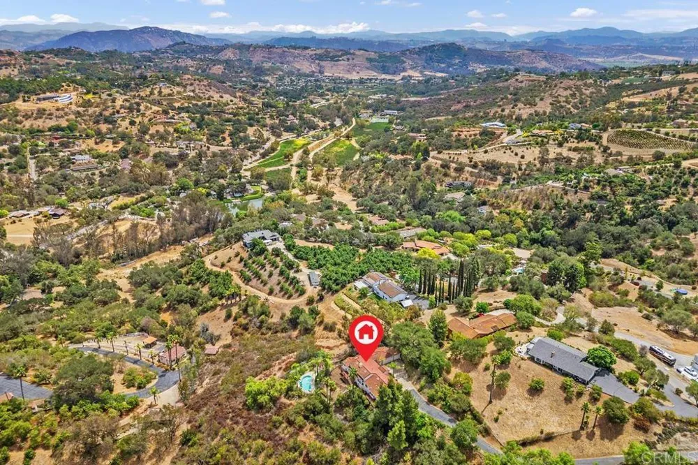 2718 Via Del Robles Fallbrook, CA 92028
