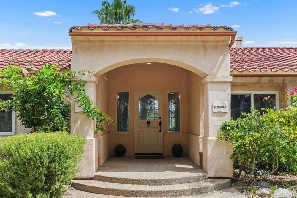 2718 Via Del Robles Fallbrook, CA 92028