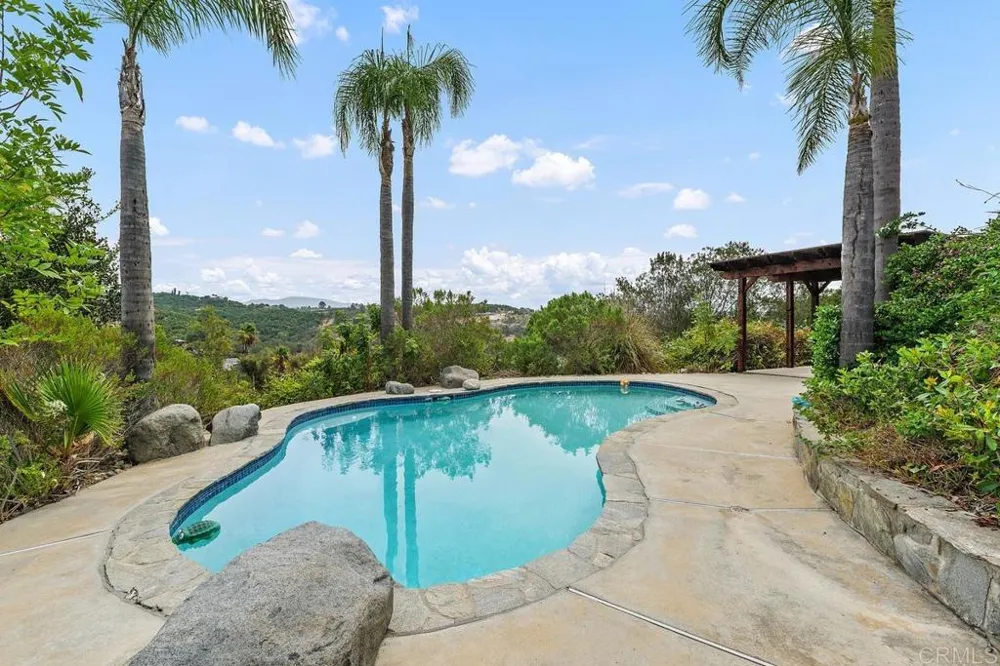 2718 Via Del Robles Fallbrook, CA 92028