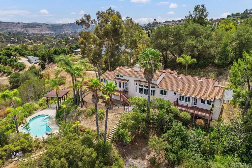 2718 Via Del Robles Fallbrook, CA 92028