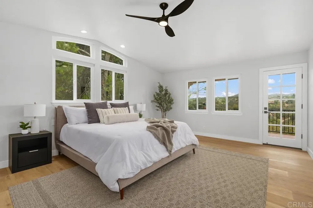 2718 Via Del Robles Fallbrook, CA 92028