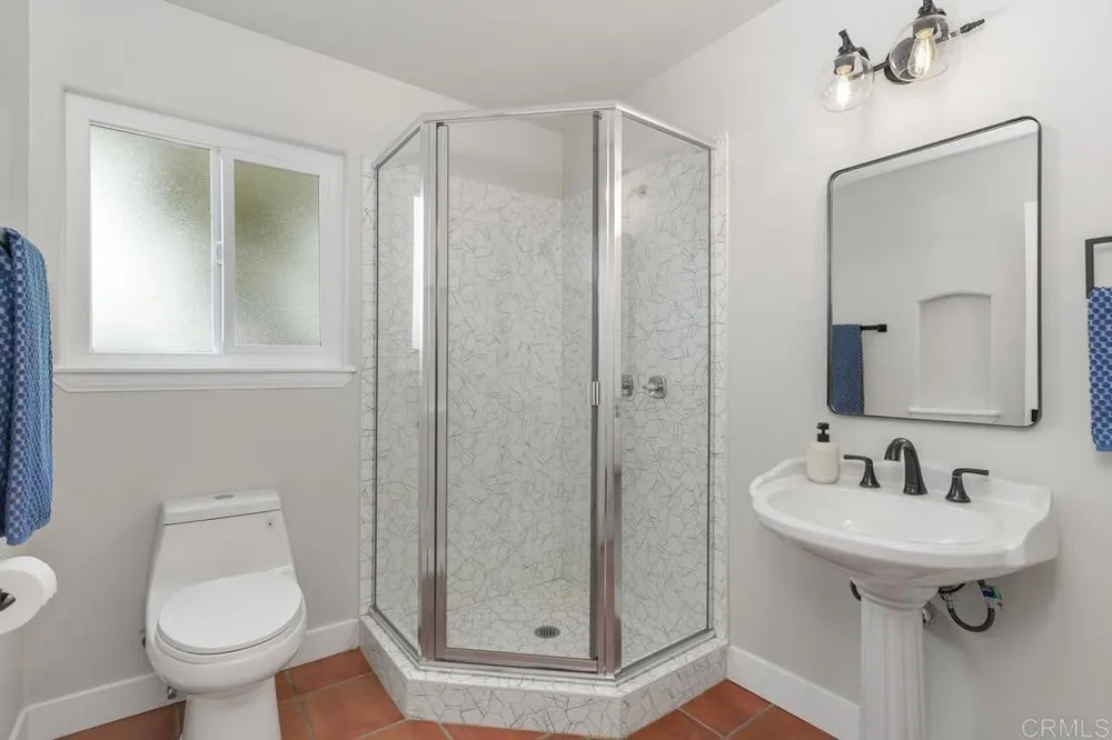 2718 Via Del Robles Fallbrook, CA 92028