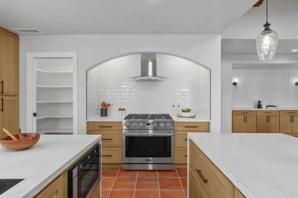2718 Via Del Robles Fallbrook, CA 92028