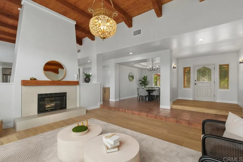 2718 Via Del Robles Fallbrook, CA 92028