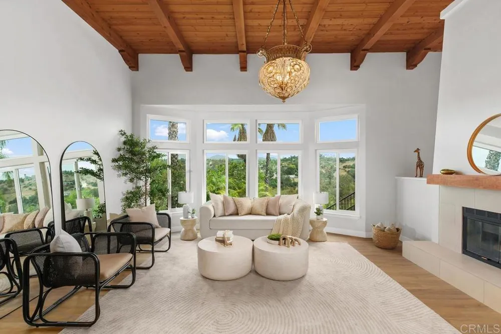 2718 Via Del Robles Fallbrook, CA 92028