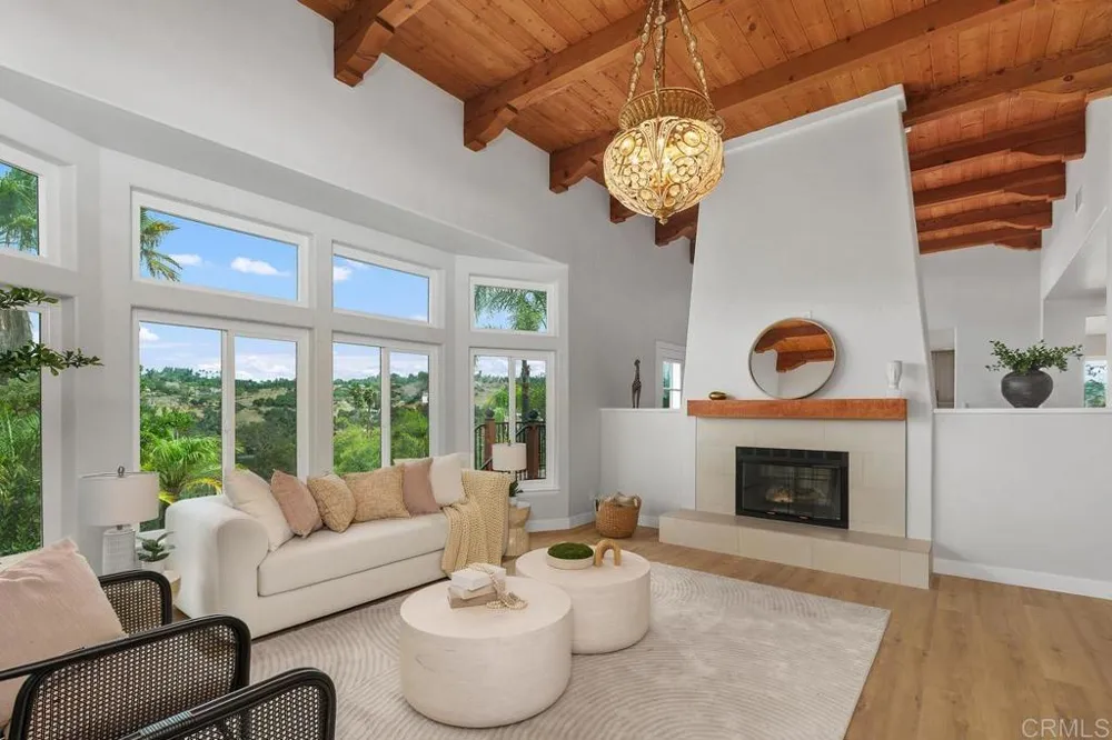 2718 Via Del Robles Fallbrook, CA 92028