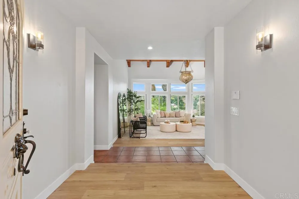 2718 Via Del Robles Fallbrook, CA 92028