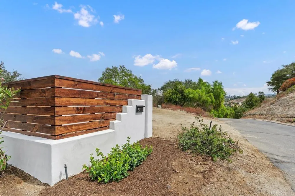 2718 Via Del Robles Fallbrook, CA 92028