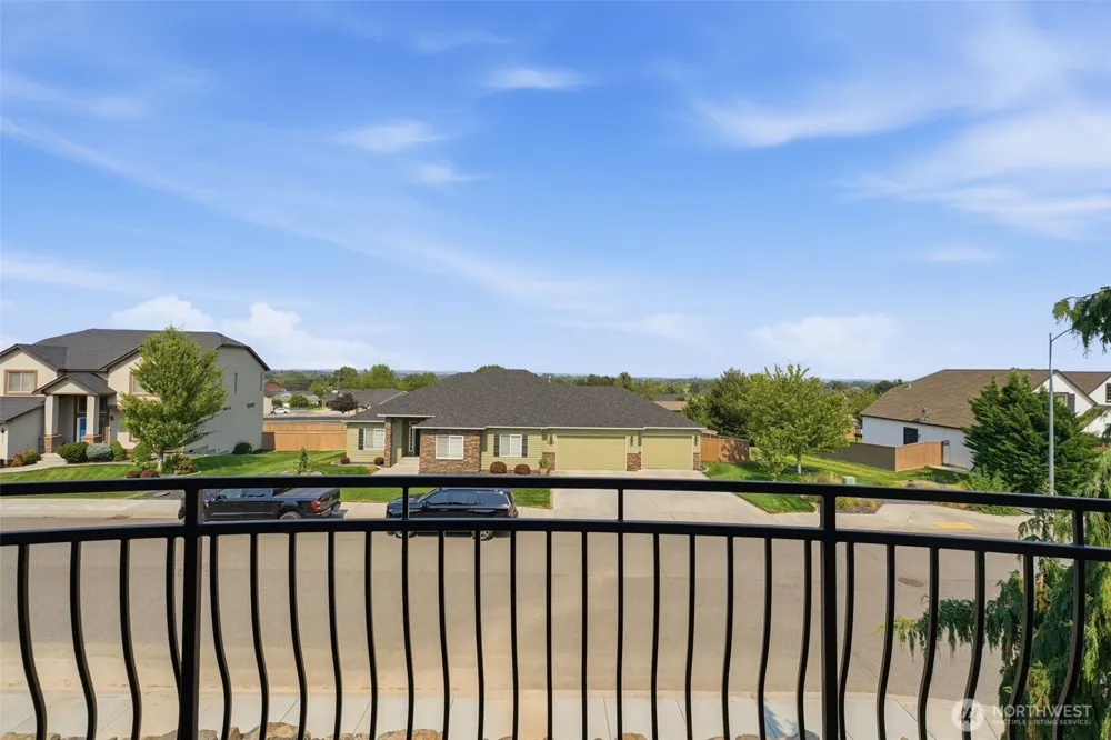 2303 W 49TH AVENUE Kennewick, WA 99337