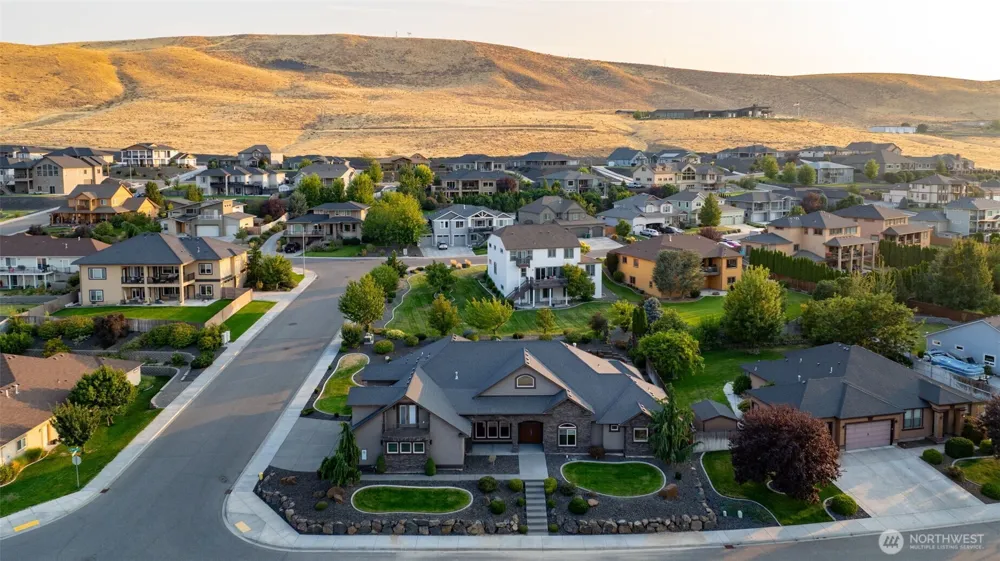 2303 W 49TH AVENUE Kennewick, WA 99337