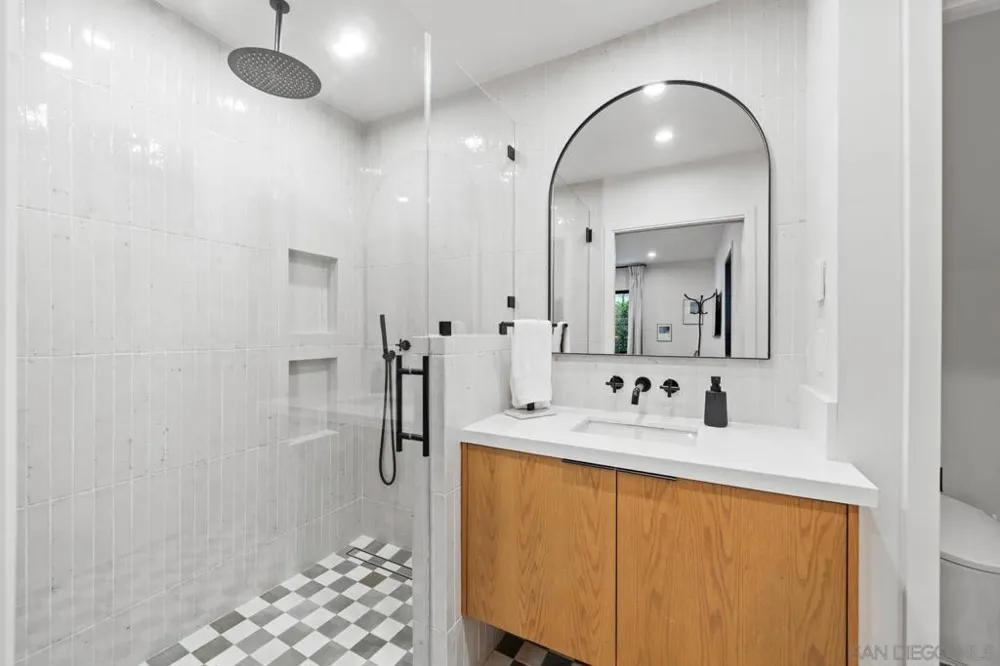 7372 Bishops Ln La Jolla, CA 92037