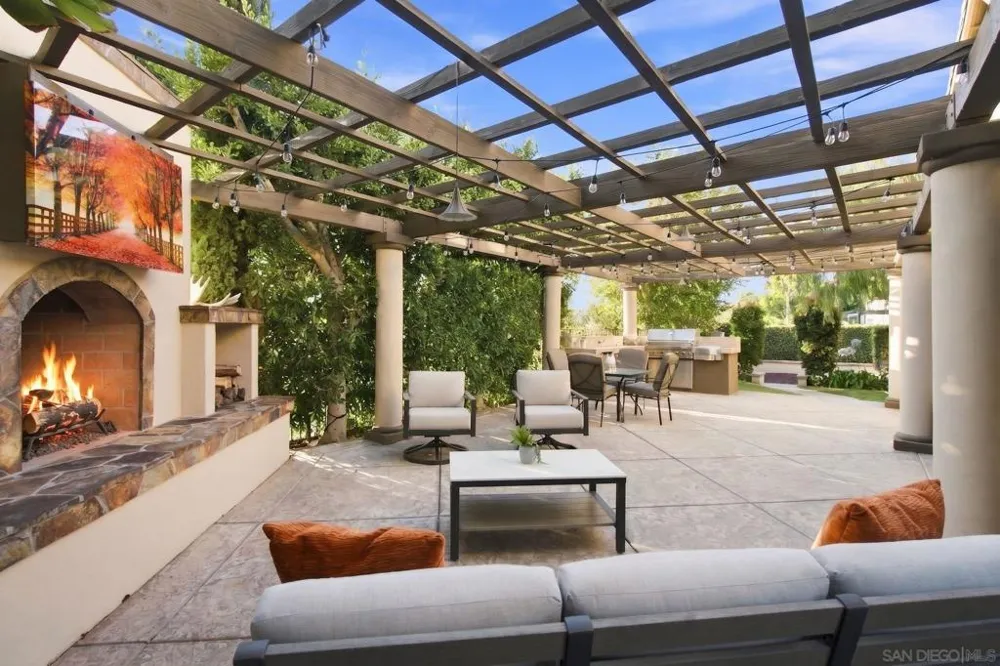 6839 Helenite Place Carlsbad, CA 92009