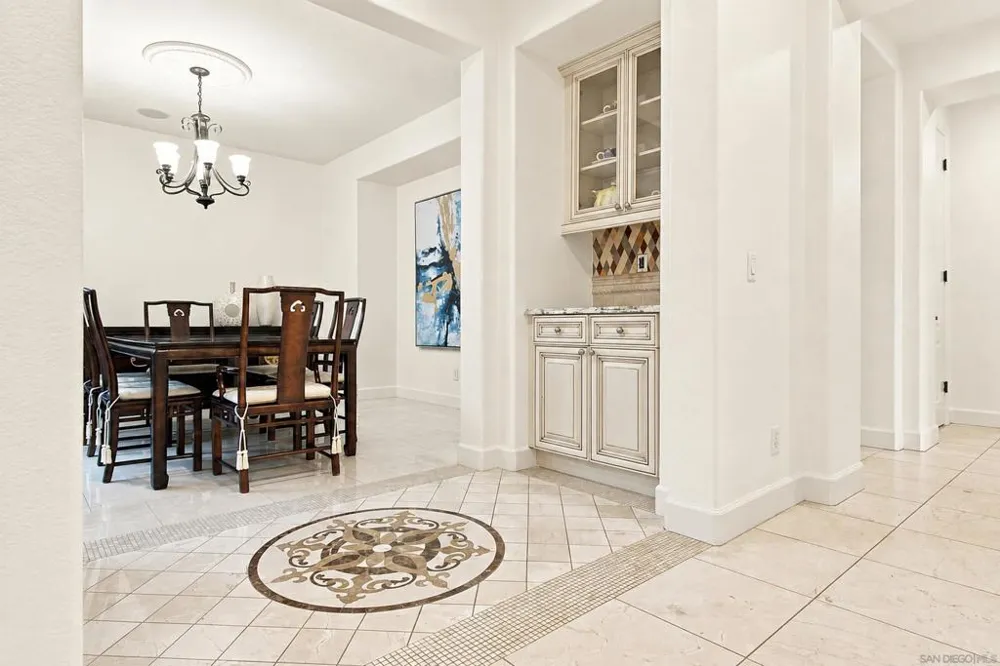 6839 Helenite Place Carlsbad, CA 92009