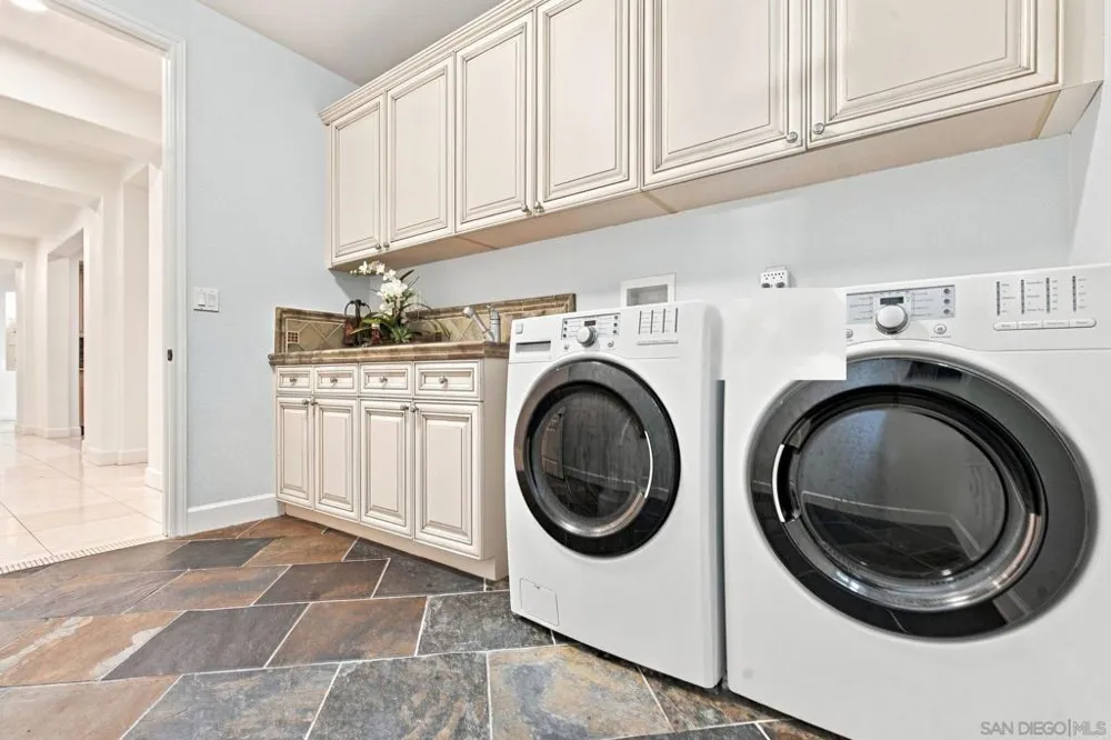 6839 Helenite Place Carlsbad, CA 92009