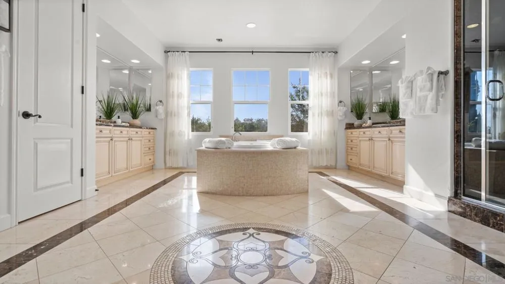 6839 Helenite Place Carlsbad, CA 92009