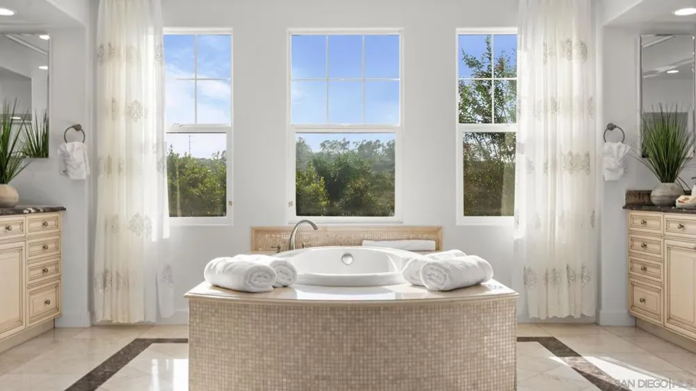 6839 Helenite Place Carlsbad, CA 92009