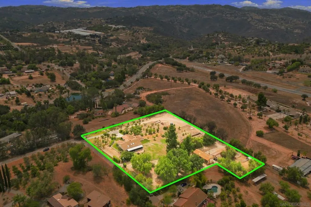 30136 Rolling Hills Valley Center, CA 92082