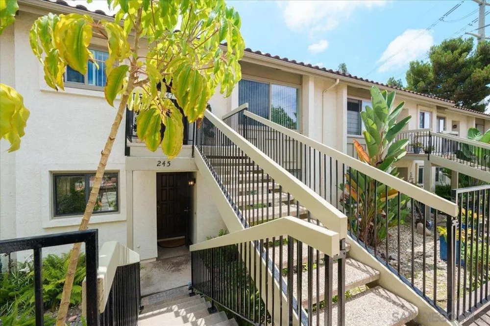 245 Fairlee Encinitas, CA 92024