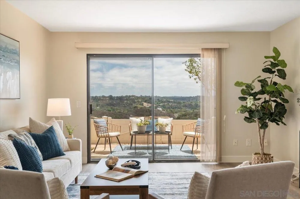 245 Fairlee Encinitas, CA 92024