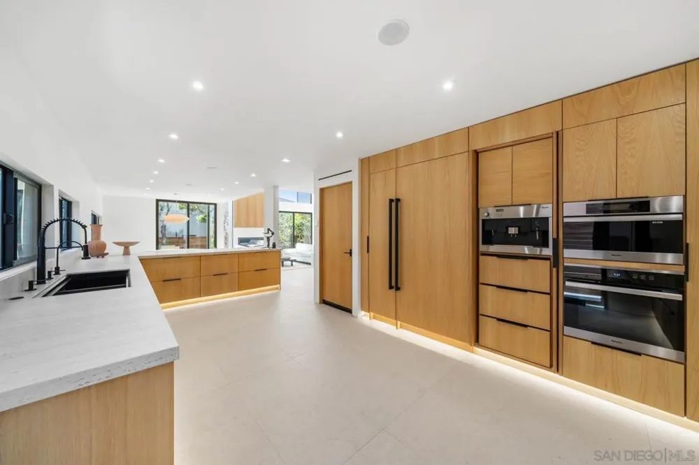 7376 Fay Ave La Jolla, CA 92037