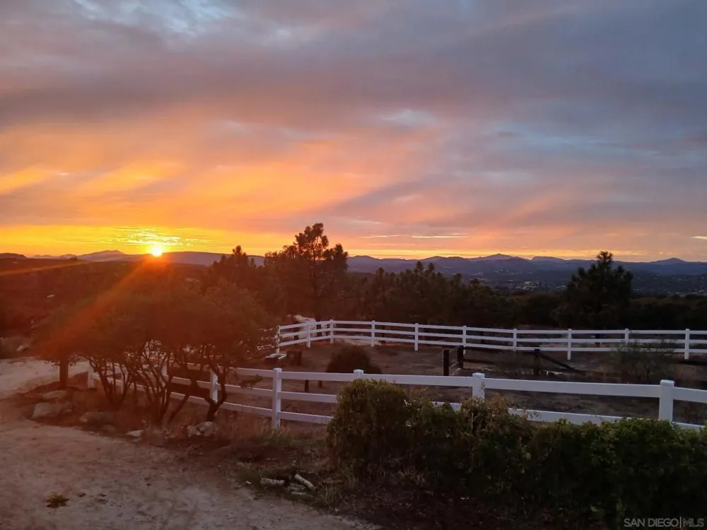 1576 Tierra Del Sol Road Boulevard, CA 91905