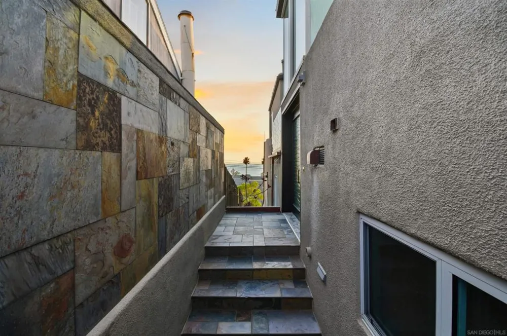 2372 Oxford Ave Cardiff by the Sea, CA 92007