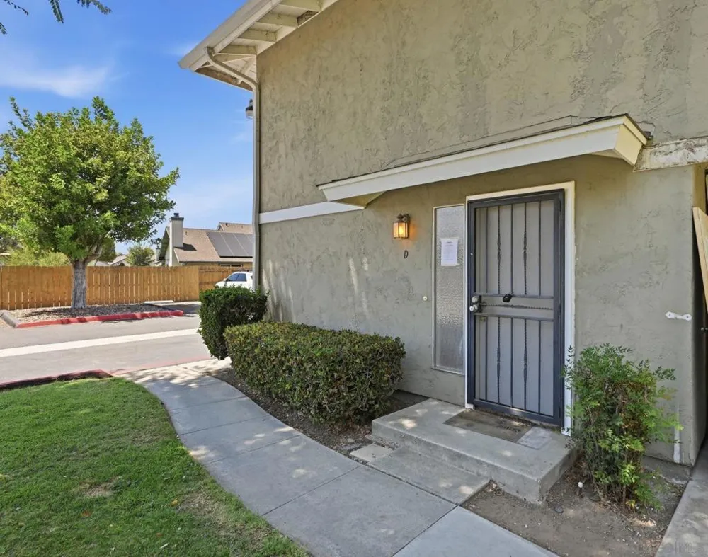 2504 Wanek Road #D Escondido, CA 92027