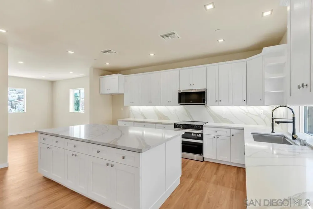 1302 La Presa Spring Valley, CA 91977