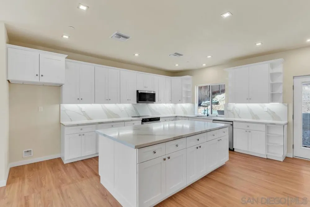 1302 La Presa Spring Valley, CA 91977