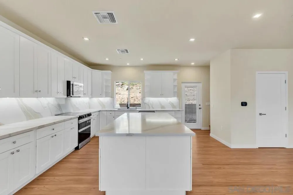 1302 La Presa Spring Valley, CA 91977