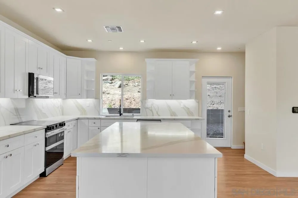 1302 La Presa Spring Valley, CA 91977