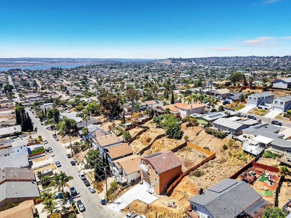 1302 La Presa Spring Valley, CA 91977