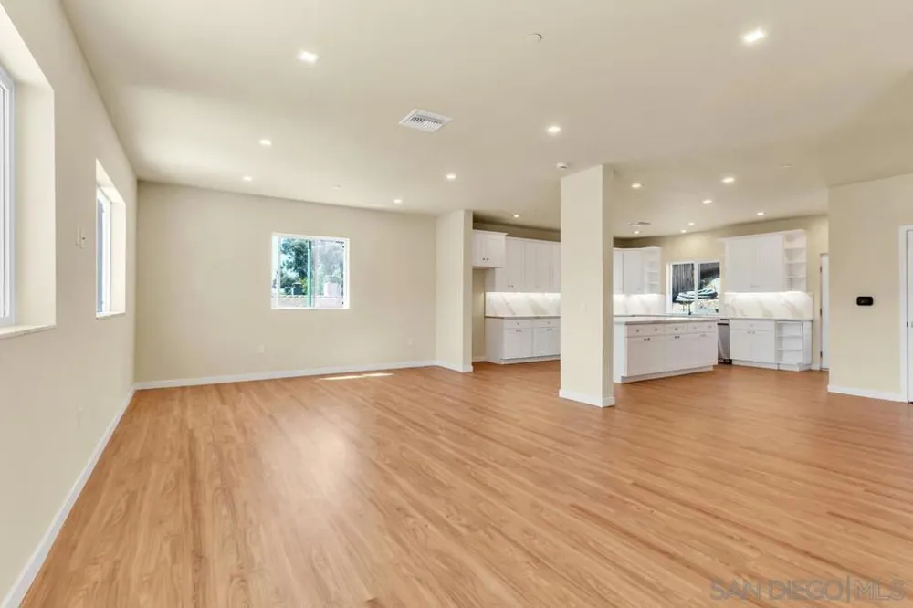 1302 La Presa Spring Valley, CA 91977